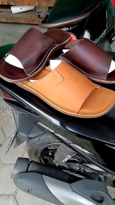 Castury Sandal Sendal Slop warna coklat Kulit Sapi Termurah trendi awet Terbaru Pria dewasa terkini Bandung
