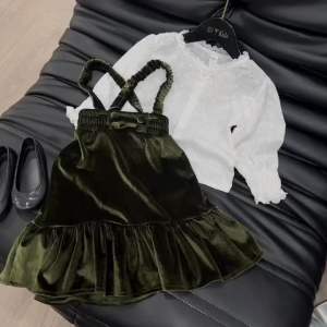 Det yếm nhung lạ mắt và áo sơ mi phối ren lỗ cực lạ xinh xắn cho bé gái size 10-30kg