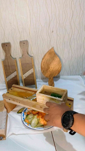 Pengiris atau pemotong seperti bawangkentangworteljahekunyitjahekunir.Alat dapur serbaguna