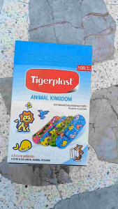 Tigerplast ไทเกอร์พล๊าส พลาสเตอร์ปิดแผล ชนิดพลาสติก ลายสัตว์ป่าน่ารัก 4 สี 4 ลาย ขนาด 19x56 มม. บรรจุ 100 แผ่น
