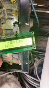 จอ ALESIS D4 พื้นเขียว ตัวหนังสือดำ / พื้นน้ำเงิน ตัวหนังสือสีขาว สามารถนำไปเปลี่ยนได้เลย จอพร้อมชุดสายแพร