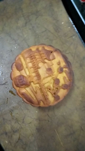 200 grams kuih bulan kacangnut moon cake古早味没糖粗酿饼,烤皮五仁无糖月饼200克,素五仁月饼,没有动物脂肪,用的是玉蜀黍油而且内馅就是纯坚果,加上面粉混合,里面有葵花籽,南瓜子,杏仁片,印度腰豆,夏威夷果,无白糖的月饼,伍仁月饼vegetarian cookiesno eggno alcohol,homemade products