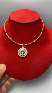 สร้อยคอ ช็อคเกอร์ ทอง พร้อมจี้กังหันล้อมด้วยเพชรสวิต ช่วยเสริมราศี ขจัดปัดเป่าสิ่งชั่วร้ายออกไปนำพาสิ่งดีดีเข้ามาในชีวิต น้ำหนัก 1 บาท ความยาว 18 นิ้ว 20 นิ้ว 24 นิ้ว ของจริงสวยงามตรงปกค่ะ