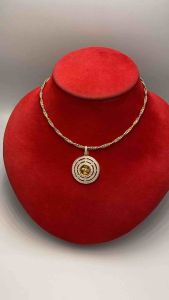 สร้อยคอช็อคเกอร์ ทอง พร้อมจี้กังหันล้อมด้วย เพชร สวิต ช่วยเสริมราศี ขจัดปัดเป่าสิ่งชั่วร้ายออกไปนำพาสิ่งดีดีเข้ามาในชีวิต น้ำหนัก 1 บาท ความยาว 18 นิ้ว ของจริงสวยงามตรงปกค่ะ