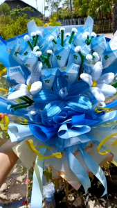Blue Money Bloom – Buket Uang Biru Kombinasi Bunga Handmade | Kado Wisuda Ulang Tahun dan Hadiah Spesial