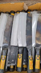 "มีดทำครัวทรงสี่เหลี่ยม" ตรา ล อรัญญิกแท้ ทำจากเหล็กแหนบ ด้ามเหล็ก ความยาวรวมด้าม 13 นิ้ว ใช้ในครัว หั่นเนื้อสัตว์ หั่นผัก