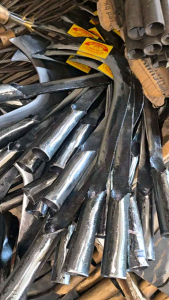 " มีดขอชักใบตอง"  ตรา เพชร ใบมีดยาว 12 นิ้ว หนา 3 มิล ทำจากเหล็กกล้า คม แข็งแรง