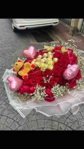 ช่อดอกไม้ช็อคโกแลตเฟอร์เรโร่ โรเชอร์ ตุ๊กตาหมีรับปริญญา ดอกกุหลาบเทียม ช่อดอกไม้ใหญ่ ขอให้โชคดี