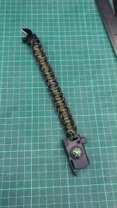 สายรัดกำไลข้อมือ ถักเชือก PARACORD550 4mm. หัวล็อคจะมีใบมี   หินจุดไฟ  นกหวีด และเข็มทิศ