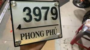 Bảng số nhà màu bạc chữ số đen nổi