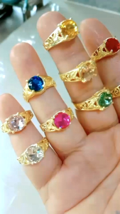 แหวนพลอยสีหนามเตยตัวแหวนทำจากทองเหลืองแท้ไม่ชุบสีสามารถใส่ได้เป็นประจำไม่ลอกล้างหรือขัดทำความสะอาดได้ด้วยน้ำมะนาวมะขามยิ่งล้างยิ่งขัดยิ่งเงางามสวย