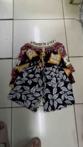 OVERSIZE SHORT 3 pcs Floral off-shoulder top with black and white leaf patterned skirt.