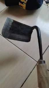 Cara Menggunakan Tengkuit/Koret Rumput untuk Perawatan Taman Rumah