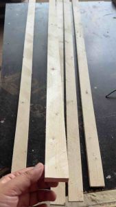 ไม้สนใหม่ ไม่มีรูตะปู ขนาดกว้าง 3.5 เซน หนา 1 เซน ยาว 130 เซน ราคามัดละ 135 บาท (1 มัดมี 5 แผ่น)