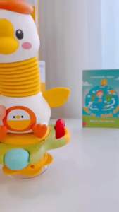 Vịt Montessori có nhạc âm thanh luồn hạt có đế hút cố định để bàn dỗ dành bé ăn dặm. Đồ chơi vận động tinh cho bé kèm nhạc giúp bé vui chơi và ngủ ngon