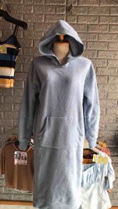 ชุดเดรสยาวคอมีฮู้ด แขนยาว กระเป๋าหน้า ผ้าขนมิ้งๆนุ่มๆ ทรงหลวม สีเรียบ สไตล์เกาหลี สำหรับผู้หญิง