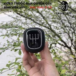 Tay nắm cần số xe Xpander màu đen mặt bóng giúp tài xế dễ dàng chuyển đổi các chế độ lái