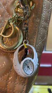 Đồng hồ nữ MONTE CARLO QUARTZ Móc khóa thiên Nga size 30mm có trầy nhẹ sử dụng làm móc khóatreo xe hơitreo Balô túi xách