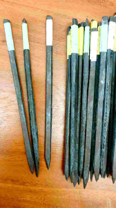 ดินสอชนวน ดินสอชนวนโบราณ  ดินสอหินชนวน ทำจากหินแท้ แท่งละ15บาท ใช้เขียนบนกระดานชนวน ยาว 16 cm. แท่งละ 15 บาท