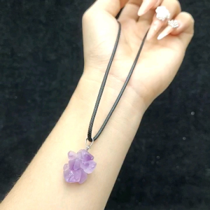 Dây đeo cổ mầm tinh thể Thạch anh tím thiên nhiên TUDO về thêm. Đeo dòng này năng lượng cực cao nhưng vì còn nguyên sơ nên các chị cần thanh tẩy trước khi đeo cho em nhé - Phong Thủy TUDO