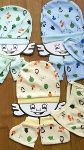 Topi Bayi Set Komplit (Topi Sarung Kaki dan Celemek)