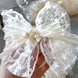 Kẹp tóc nơ ren trắng cỡ lớn điệu đà cho cô nàng tiểu thư