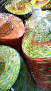 ส่งไวหมวกชาวนา 50 บาง 100 บาง หมวกพลาสติกสาน คละสีคละลาย ยกแพค