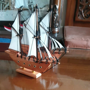 Miniatur Kapal Pinisi: Produk Unik & Asli untuk Hiasan Rumah