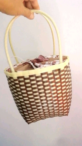 เสื้อผ้ากระเป๋าสานพลาสติก กระเป๋าแฮนด์เมค สวยทนทาน สานจากเส้นพลาสติกตราลูกโจ้