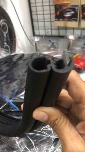 ยางขอบประตู ยาว 4 เมตร ยางขอบประตู ยางกระดูกงู แบบนวมหนา 20 มิล เสริมสแตนเลส กันกระแทก ยางอย่างดีมาตรฐานเดียวกับศูนย์ ช่วยป้องกันการกระแทก ช่วยลดเสียงลมเข้าห้องโดยสาร กันน้ำเข้าห้องโดยสาร สินค้าคุณภาพ