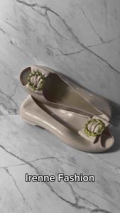 Sepatu Wanita Flatshoes Jelly Glossy Ujung Terbuka Mutiara Gesper Alina A333