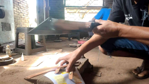 Pisau Pemotong Kayu Model Patimura PB 30: Alat Pemotong Kayu Praktis