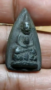 โดยสมเด็จพระสังฆราช (อยู่) วัดสระเกศ ในราวปี 2485 กว่าๆเป็นพระเนื้อดินเผาผสมผงใบลาน สีดำ มีหน้าตา หลังมียันต์ มีรูงัดพระที่ฐานขนาด 1.8 X 2.9 c.m. ด้านหลังมีบิ่น