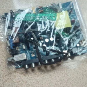 Mainboard TV Polytron PLD32T8511 dengan komponen elektronik terbungkus plastik kompatibel untuk TV layar datar.