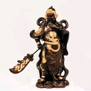 เทพเจ้ากวนอู ปางห้ามศึก ฐานกว้าง 4  นิ้ว สูง 9.5 นิ้ว เนื้อผสมมวลสารแร่เหล็กน้ำพี้  จากบ่อเหล็กน้ำพี้ 