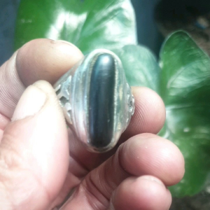 Batu akik Black oval sempur ada jarong blom full keluar 3warna (merahkuningbiru)