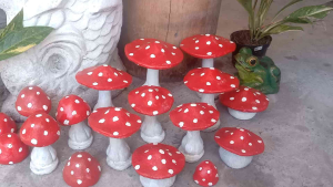 patung jamur merah besar hiasan taman dan kolam