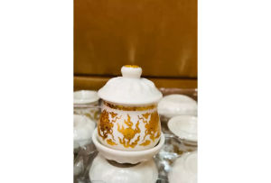 1 CÁI CHUM LY NƯỚC THỜ CÚNG CÓ NẮP VÂN NỔI NHẸ ĐK6cm - cao 8cm