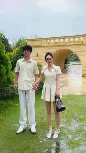 Set đồ đôi sơmi nam phối váy nữ cổ nhọn xếp ly dáng ngắn