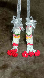 พวงมาลัยคล้องถักจากด้ายวีนัสถักติดกับดอกรักพลาสติกและริบบิ้นเงางาน สีสันสดสวยงาน อายุการใช้งานยาวนาน