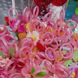 Set Nhẫn Nhựa charm siêu cute (10 nhẫn /set các bé sẽ có 10 kiểu charm xinh khác nhau...)