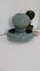 โอ่งน้ำล้นเสริมฮวงจุ้ยเซรามิคแถมปั๊มในชุด(สีเทา