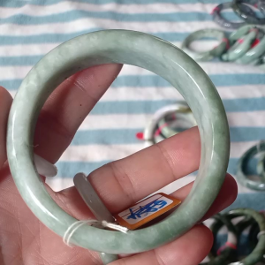 กำไลหยกเห็นธรรมชาติมีหลายไซส์อยู่รวมกันไซส์58รหัส 032 bba