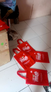 custom sablon harga 50 pcs handle lipat samping berbagai ukuran p"25 t"35 L"10 tas jinjing serbaguna untuk souvernir custom acara tahlilan ultah dan acara lain nya