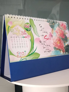 Lịch để bàn 2027 Đinh Mùi chủ đề Liên Hoa Dưỡng Tâm có ngày âm dương tặng 5 bao lì xì