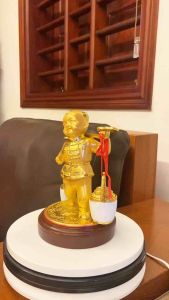 Cậu bé gánh vàng cậu bé gánh tài lộc phong thủy nhiều màu