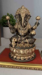 พระพิฆเนศปางเศรษฐี แร่เหล็กน้ำพี้ ขนาดหน้าตัก 5 นิ้ว ฐานกว้าง 5 นิ้ว สูง 9 นิ้ว