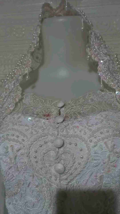 Set Kebaya Akad Nikah: Kebaya Putih Kerah Sabrina & Slendang Mutiara