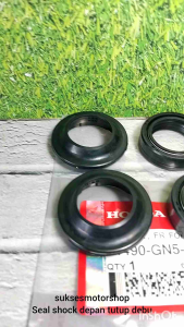 Seal As Shock Depan & Sil Tutup Debu Honda Grand Supra Vario Beat Esp Pop Street\\n\\nSeal as shock depan dan sil tutup debu merupakan komponen penting pada sepeda motor Honda Grand Supra Vario, Beat, Esp, Pop, Street, Vario 110, 125, 150, Scoopy, dan Spacy. Dalam artikel ini, kita akan membahas tentang fungsi, cara memilih, dan langkah-langkah untuk mengganti seal as shock depan dan sil tutup debu motor.\\n\\n Apa Itu Seal As Shock Depan?\\n\\nSeal as shock depan adalah komponen yang berfungsi sebagai pelindung dan penahan oli pada bagian shock depan motor. Seal ini bertujuan untuk mencegah oli shock terbuang dan masuknya debu serta air ke dalam sistem suspensi motor.\\n\\n Fungsi Seal As Shock Depan\\n\\nSeal as shock depan memiliki fungsi penting sebagai berikut:\\n\\n- Mencegah oli shock terbuang\\n- Melindungi sistem suspensi dari masuknya debu dan air\\n- Menjaga kinerja suspensi motor tetap optimal\\n\\n Cara Memilih Seal As Shock Depan yang Tepat\\n\\nBerikut adalah beberapa hal yang perlu diperhatikan saat memilih seal as shock depan:\\n\\n- Sesuaikan dengan model dan tipe motor Anda\\n- Periksa kualitas dan material seal as shock depan\\n- Pilih merk yang terpercaya dan memiliki garansi\\n\\n Apa Itu Sil Tutup Debu Motor?\\n\\nSil tutup debu motor adalah komponen yang berfungsi sebagai penutup dan pelindung pada bagian as roda motor. Sil tutup debu ini bertujuan untuk mencegah masuknya debu dan air ke dalam sistem roda motor.\\n\\n Fungsi Sil Tutup Debu Motor\\n\\nSil tutup debu motor memiliki fungsi penting sebagai berikut:\\n\\n- Mencegah masuknya debu dan air ke dalam sistem roda motor\\n- Melindungi sistem roda motor dari kerusakan\\n- Menjaga kinerja sistem roda motor tetap optimal\\n\\n Cara Memilih Sil Tutup Debu Motor yang Tepat\\n\\nBerikut adalah beberapa hal yang perlu diperhatikan saat memilih sil tutup debu motor:\\n\\n- Sesuaikan dengan model dan tipe motor Anda\\n- Periksa kualitas dan material sil tutup debu motor\\n- Pilih merk yang terpercaya dan memiliki garansi\\n\\n Tips & Trik untuk Mengganti Seal As Shock Depan & Sil Tutup Debu Motor\\n\\nBerikut adalah langkah-langkah untuk mengganti seal as shock depan dan sil tutup debu motor:\\n\\n Langkah-langkah untuk Mengganti Seal As Shock Depan\\n\\n1. Pastikan motor dalam keadaan mati dan diam\\n2. Angkat bagian depan motor menggunakan lift atau stant\\n3. Cabut klem baterai untuk menghindari korsleting\\n4. Cabut kabel rem depan dan suspensi depan\\n5. Copot bagian shock depan motor\\n6. Ganti seal as shock depan dengan yang baru\\n7. Pasang kembali bagian shock depan motor\\n8. Pasang kembali kabel rem depan dan suspensi depan\\n9. Pasang kembali klem baterai\\n\\n Langkah-langkah untuk Mengganti Sil Tutup Debu Motor\\n\\n1. Pastikan motor dalam keadaan mati dan diam\\n2. Angkat bagian belakang motor menggunakan lift atau stant\\n3. Copot bagian roda belakang motor\\n4. Cabut kabel rem belakang dan sistem roda belakang\\n5. Ganti sil tutup debu motor dengan yang baru\\n6. Pasang kembali bagian roda belakang motor\\n7. Pasang kembali kabel rem belakang dan sistem roda belakang\\n\\n Rekomendasi Suku Cadang Motor & Aksesoris Motor Honda\\n\\nBerikut adalah rekomendasi seal as shock depan dan sil tutup debu motor terbaik untuk Honda Grand Supra Vario, Beat, Esp, Pop, Street, Vario 110, 125, 150, Scoopy, dan Spacy:\\n\\n Seal As Shock Depan Terbaik untuk Honda Grand Supra Vario Beat Esp Pop Street\\n\\n- Seal as shock depan Honda original\\n- Seal as shock depan aftermarket berkualitas tinggi\\n\\n Sil Tutup Debu Motor Terbaik untuk Honda Grand Supra Vario Beat Esp Pop Street\\n\\n- Sil tutup debu motor Honda original\\n- Sil tutup debu motor aftermarket berkualitas tinggi\\n\\nDengan memilih suku cadang motor dan aksesoris motor Honda yang tepat, Anda dapat menjaga kinerja motor Anda tetap optimal dan aman saat berkendara.\n}