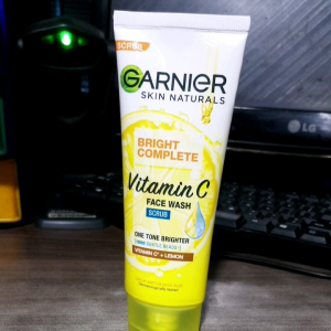 GARNIER Bright Complete  Face Wash Clear Dullnes Vit C  100ml
